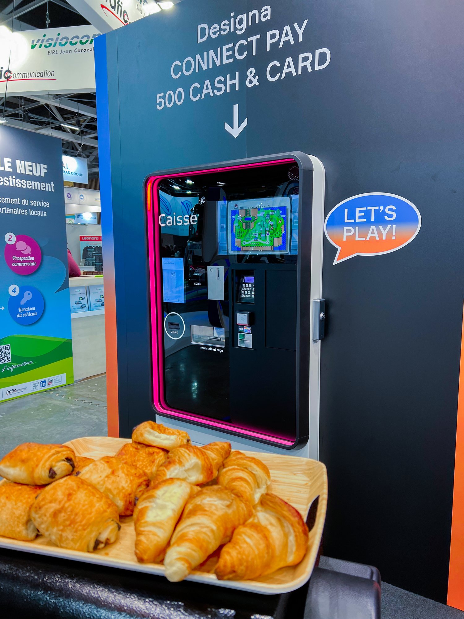 Cash&Card Pay machine and croissants